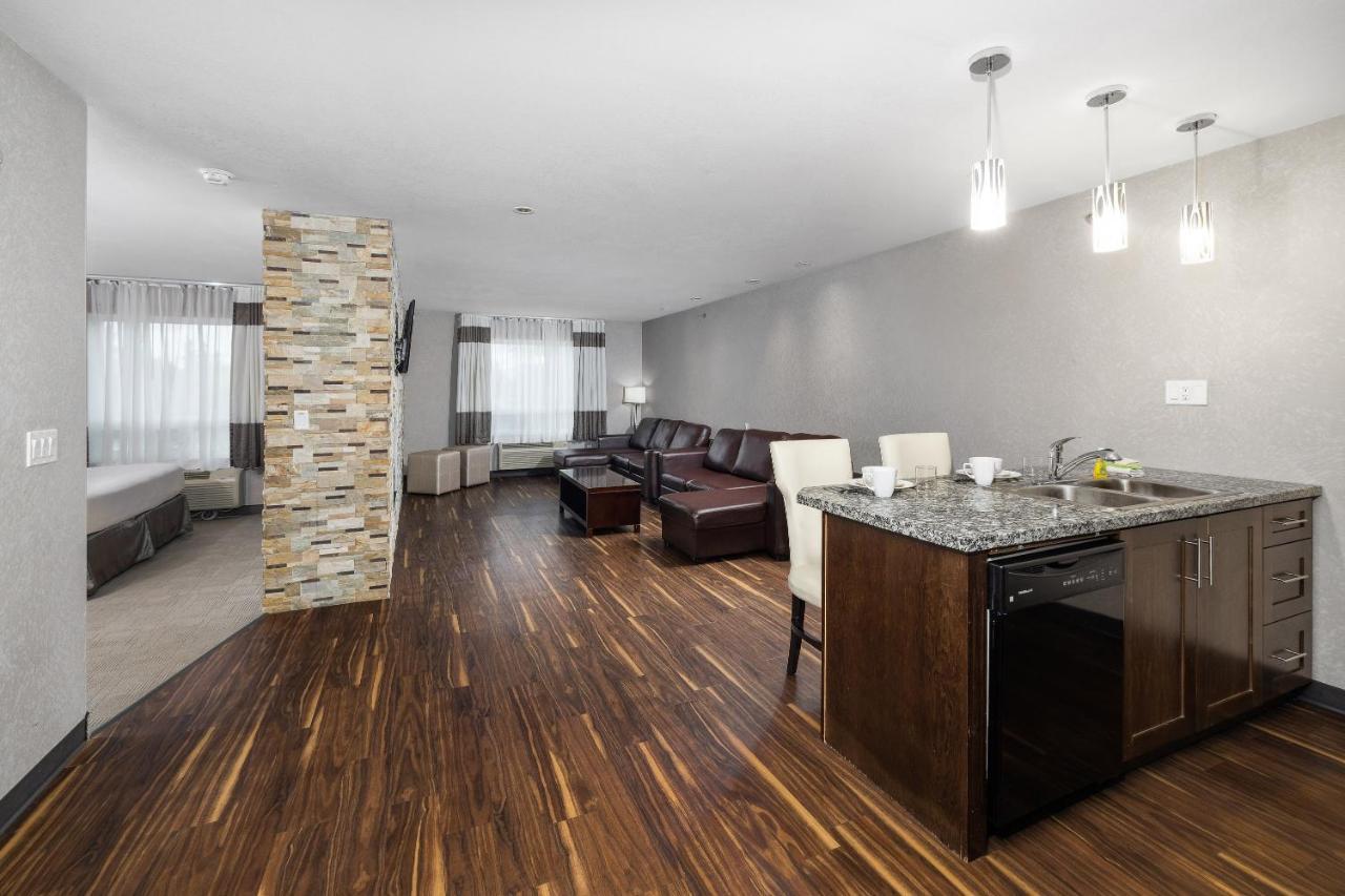 Home Inn & Suites Yorkton Bagian luar foto