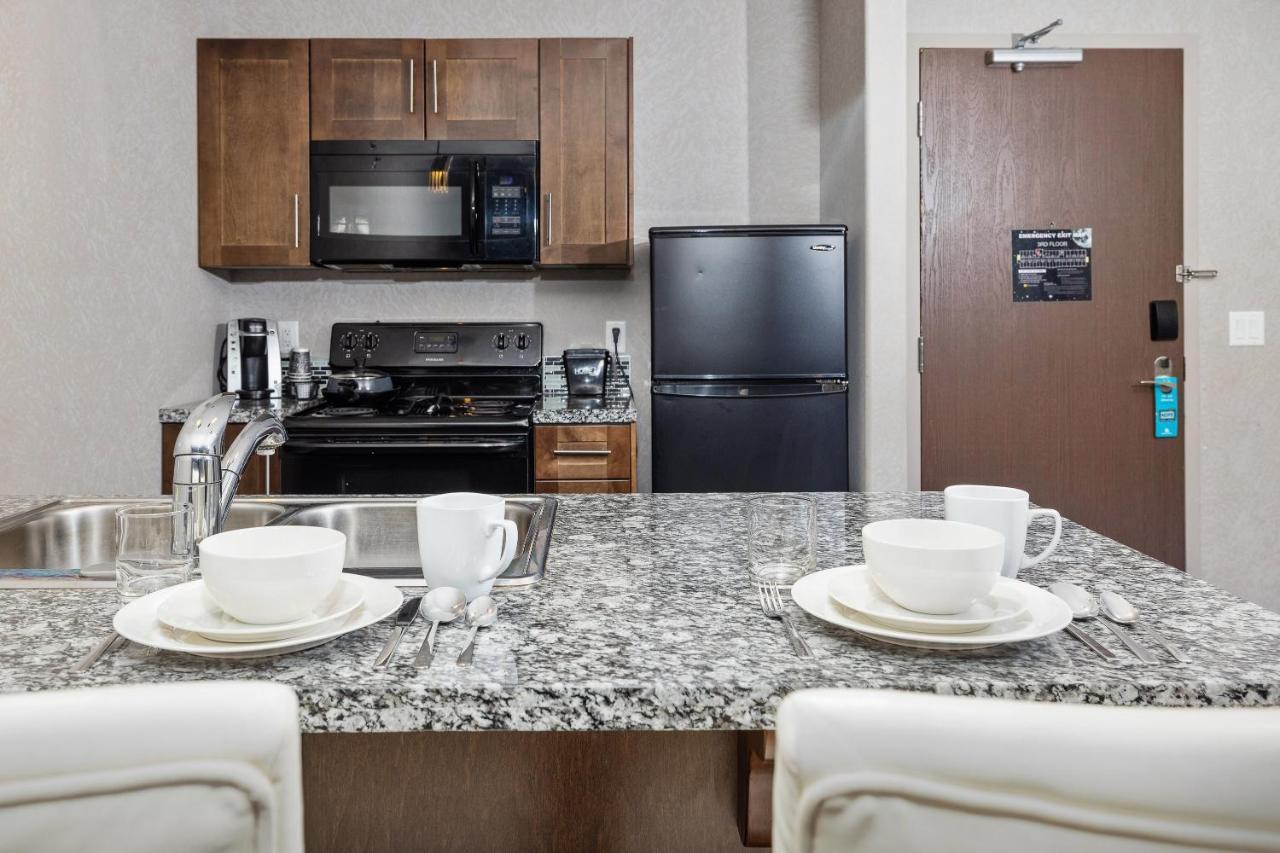 Home Inn & Suites Yorkton Bagian luar foto